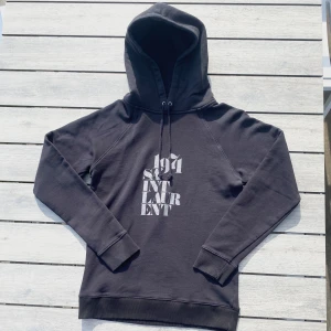 Saint Laurent Hoodie - Sjukt fet och unik hoodie från Saint Laurent! Nyskick, inga defekter. Storlek M. Kontakta mig för fler frågor eller funderingar!