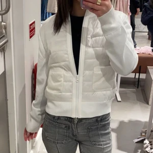 Vit cardigan från Y Gina - Dm för fler bilder!!