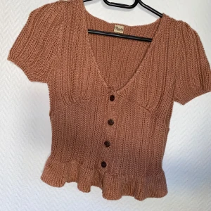 Stickad tröja? - Gullig stickad från chesty står att den är hand gjord också. Färgen på bilden är väldigt dålig så om man e intresserad dm mig så kan jag försöka fixa bättre💌