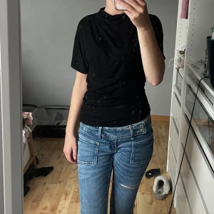 Tröja - Svart tröja från lager157 i storlek XS som tyvärr inte kommer till användning. Använd endast 1 gång så fortfarande i fint skick! Den är lite asymmetrisk längst ner och scrunchad på enda sidan vid midjan vilket ger en fin figur💕