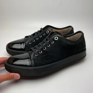 Lanvin skor - Hej! Vi säljer nu dessa riktigt schyssta Lanvin skor i mycket bra skick! Begränsat antal box och dustbags. Vi rekommenderar att gå ner en storlek. Hör av dig vid frågor! 