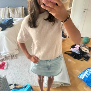 Beige stickad tröja från & Other Stories🩷 - Supermjuk beige stickad tröja från & Other Stories. Tröjan har korta ärmar och en klassisk rund halsringning. Perfekt att styla med jeans eller kjol året runt!😍