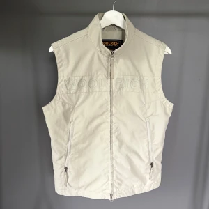 Woolrich väst  - Riktigt snygg woolrich bäst i väldigt bra skick, inge defekter. Storlek S. 