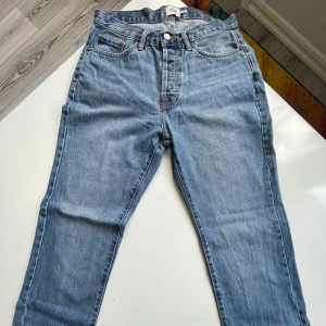 Blå jeans från 157 Seattle - Klassiska blå jeans från 157 Seattle med raka ben och normal passform. Jeansen har fem fickor, bälteshällor och snygga kontrastsömmar. Perfekta för dig som gillar en enkel och tidlös look. Materialet är slitstarkt denim i bomull.