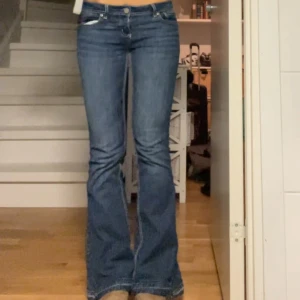 Blå bootcut jeans med låg midja - Snygga blå jeans med bootcut-modell och låg midja. 