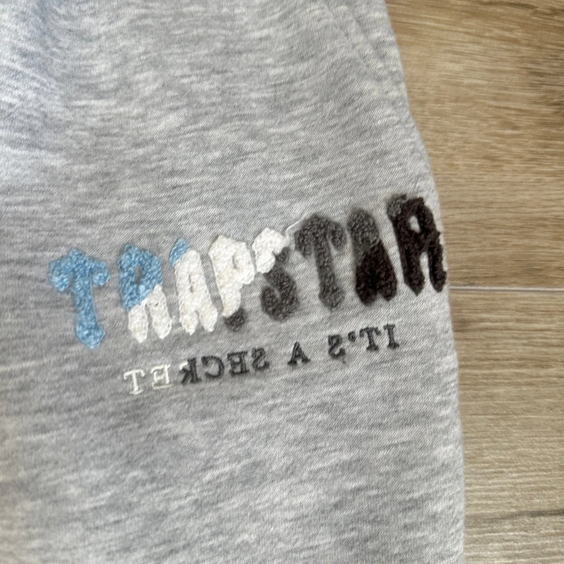 Grå mjukisbyxor från Trapstar L - 1