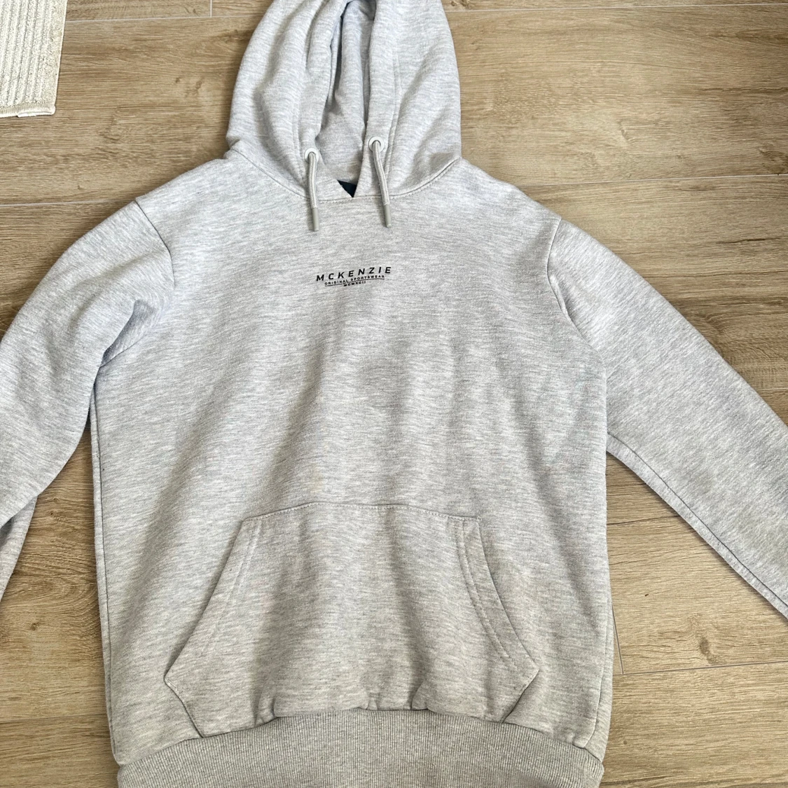 Två McKenzie hoodies, grå & svart - 1