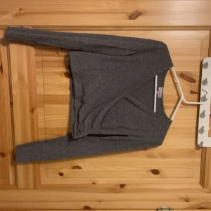 Tröja - Snygg tröja som är använd fåtal gånger, fram och baksida. 