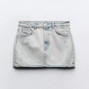 Ljusblå kort jeanskjol med små slitningar från Zara  - Köpt förra sommaren och använts ca 5 gånger och i väldigt bra skick! 