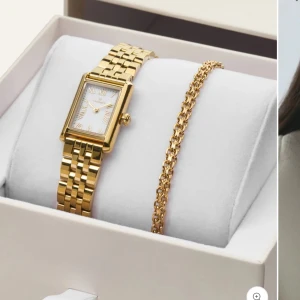 Guldig fyrkantig klocka med länkarmband - Helt ny klocka och armband till, lappen är kvar på båda och dom är aldrog använda. Köpt för 1999 på mockberg. Skriv om ni vill ha egna bilder.