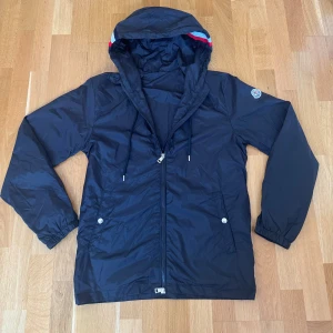 Moncler windbreaker  - Tja, säljer nu denna feta Moncler windbreaker storlek 3 för ett dunder pris då jackan är för stor för mig och den är köpt ifrån en annan person som använt den tidigare, skicket är extremt bra 8/10 och den har behandlats med kärlek. Kvitto finns men Inget OG följer med och det är därför priset är som det är. Skriv vid minsta lilla fundering 😉