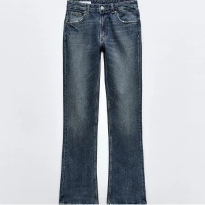 Blå bootcut jeans  - Snygga blå jeans med bootcut från Zara!