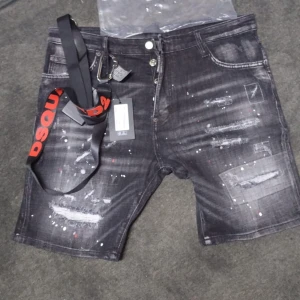 Dsquared2  - Alla på bilden är äkta och finns i alla storlekar 