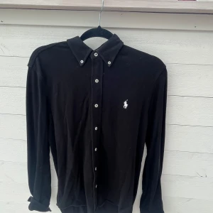 Ralph lauren skjorta - Säljer min Ralph lauren skjorta som är för liten. Den är i tyg material och mycket bra skick. Den är i storlek s. Pris 299kr!