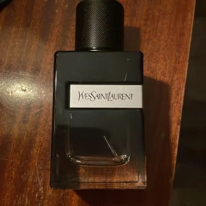 Yves Saint Laurent Y EDP - Säljer min parfym, ungefär 70% kvar i en 60ml flaska. Alltid bevarat svalt. Box tillkommer