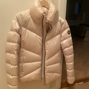 Beige pufferjacka från Colmar - Snygg beige pufferjacka från Colmar,              Storlek 42 men känns som XS/S                         Helt ny, ej använd  