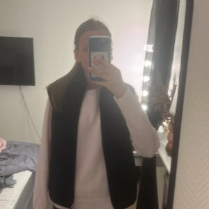 väst  - Lurvig väst, med 2 stora fickor på båda sidorna ”jackfickor” samt en lite. ficka vid bröstet på vänster sida. beställd från zalando. storlek xs men skulle passa som en S möjligtvis M, beroende på hur tajt man vill ha den.  pris går att diskuteras!❤️
