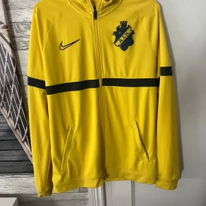 Aik zip hoddie  - Storlek M                                                                          Inga defekter alls använd 2/3 gånger.                         Köpt på aik shop för några år sedan.                          Pris ej hugget i sten 