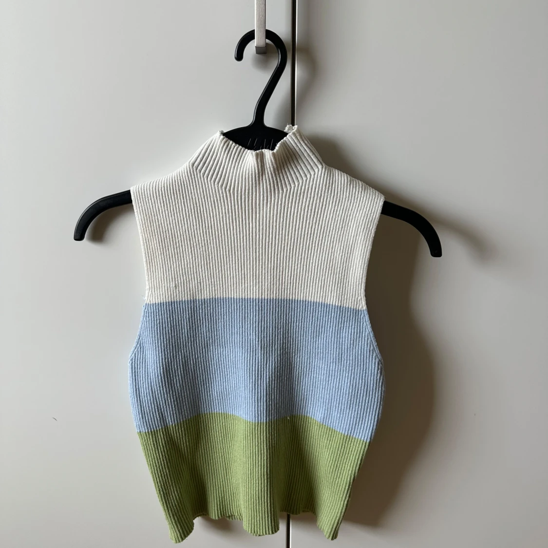 Stickad väst i blockfärger