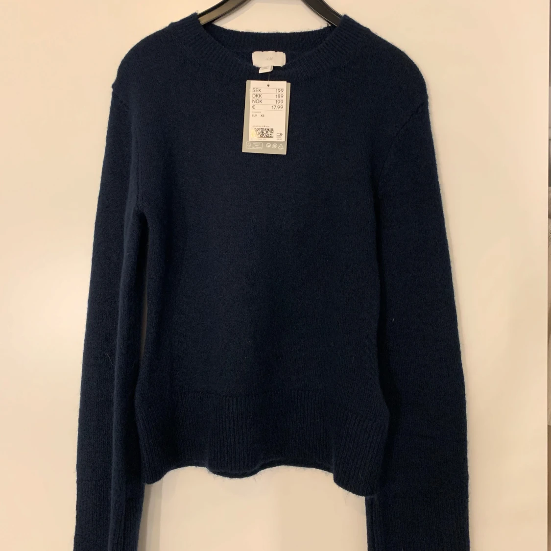 Mörkblå stickad tröja från H&M