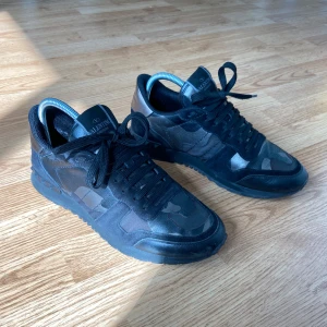 Valentino rockrunner - Svarta Valentino rockrunner i bra skick (normalt använda) Storlek 40 passar även 41. Vid köp medföljer box, extra skosnören och kort. Självklart äkta. Tveka inte att kontakta vid minsta lilla fundering