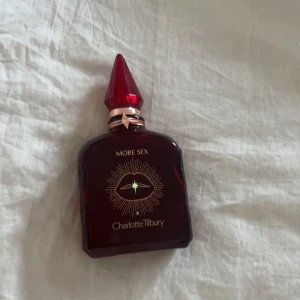 Charlotte tilbury more sex 100 ml - Sensuell doft från Charlotte Tilbury i 100 ml som nästan är helt full. Doften beskrivs som en kraftfull och förförisk doft som väcker självförtroende hos användaren. Noterna i doften är mysk, sandelträ, svartpepparolja, bärnstensträd samt enbärsolja. 