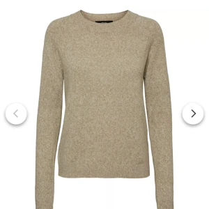 Beige stickad tröja med rund hals - En stilren beige stickad tröja med rund halsringning och långa ärmar. Ganska välanvänd och därav knottrig men annars i fint skick .