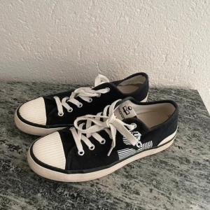 Svarta sneakers från Isabel Marant - Äkta sneakers från isabel marant! I bra skick och storlek 37 men passar även mig som brukar ha 38/39!