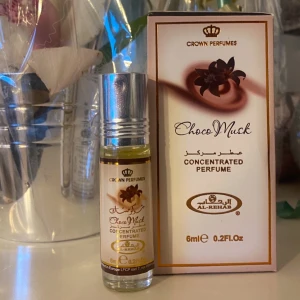 Choco Musk Parfymolja 6ml - Ny och oanvänd! Original! Vill du dofta sött som en nybakad choklad kaka? 🍪 🍫Då är denna helt perfekt! 🤩👌Får så många komplimanger av alla när jag bär denna och kan själv inte sluta sniffa på mig😅 Choco Musk är en koncentrerad parfym olja utan alkohol från Al-Rehab med en söt och varm doft av choklad och mysk. Flaskan är liten och smidig med roll on applikation. 6 ml. Helt perfekt för att ta med sig. Livar upp en grå och trist dag!🫶💕 Kan verkligen rekommendera denna till alla gourmand lovers!👌