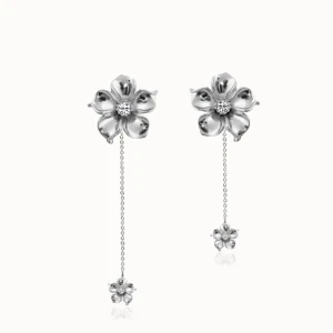 Silvriga blommiga örhängen från IOAKU - Supersnygga örhängen i silverfärg med blommor och en tunn kedja som avslutas med en mindre blomma. Perfekta för dig som gillar detaljer och vill sticka ut lite extra. Blommorna har en glittrande sten i mitten för extra bling från IOAKU. Den ena kedjan har tyvärr åkt av!!