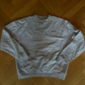 Grå sweatshirt från Woodbird - Grå Sweatshirt från WOODBIRD  Storlek L passar L-XL  Inga Flaws👕