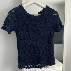 Mörkblå spetsblus från STOCKH LM - Jätte fin tröja från Stockh lm💓Den är använd men har inga defekter, säljer då jag tyvärr inte använder den längre💗Sitter så fint och de är bara att skriva om fler bilder vid intresse, priset går att diskutera💞