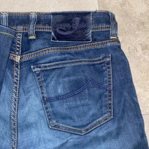 Jacob Cohen jeans  - Ett par riktigt feta blå Jacob Cohen jeans. Storlek 32 och modellen är 688 comfort. Jeansen är slim fit och är väldigt eftertraktade och högkvalitativa tveka inte på att skriva vid frågor.