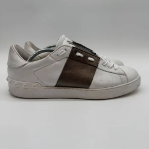 VALENTINO OPEN SNEAKERS - Valentino open sneakers - Skick: 8/10 - Storlek 43 sitter som 44 - Tillbehör: Enbart skorna - Nypris 7700kr - deluxecloset 