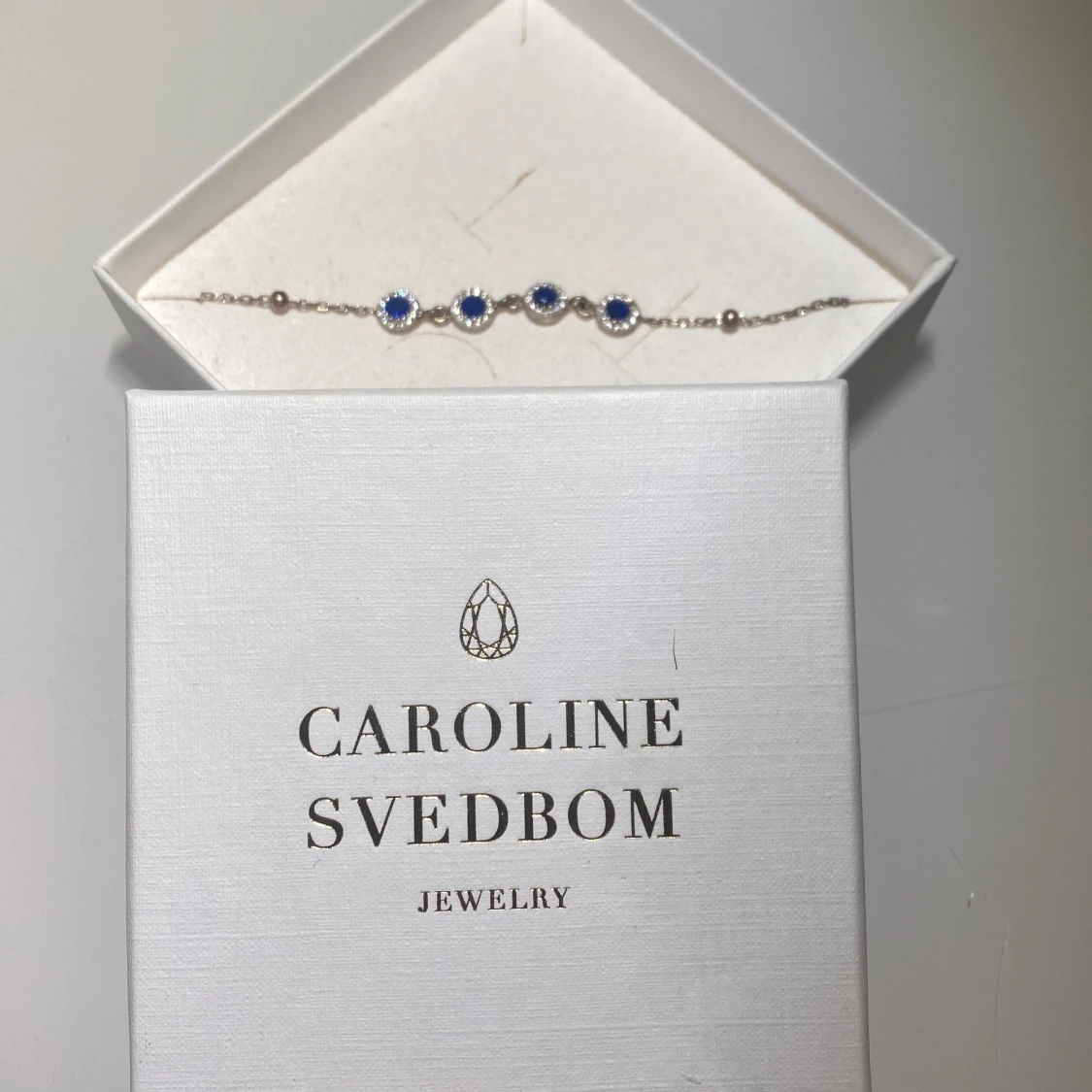 Armband med blå stenar från Caroline Svedbom