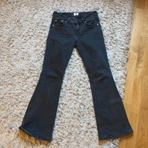 Svarta bootcut jeans från 157 - Snygga svarta jeans från 157 med bootcut-passform. Klassisk femficksmodell med knapp och dragkedja framtill. Jeansen har en något utsvängd benvidd. Knappt använda och i mycket bra skick