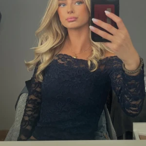 Mörkblå spetsblus med långa ärmar - Mörkblå långärmad spetsblus. Skriv om du har frågor eller vill ha fler bilder💕