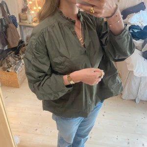 Blus - SUPER SNYGG blus från neo noir