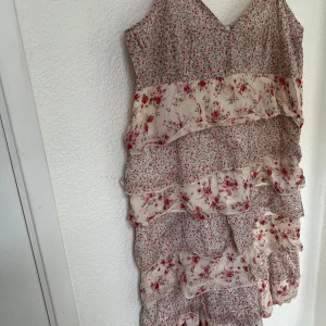 Blommig volangklänning  - Söt klänning med flera lager volanger💕