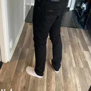 Nudie Jeans - Säljer riktigt schyssta Grim Tim Nudie Jeans. Jeansen är i storlek W30 L32 med färgen black ring. Tveka inte på att höra av dig vid frågor eller funderingar!