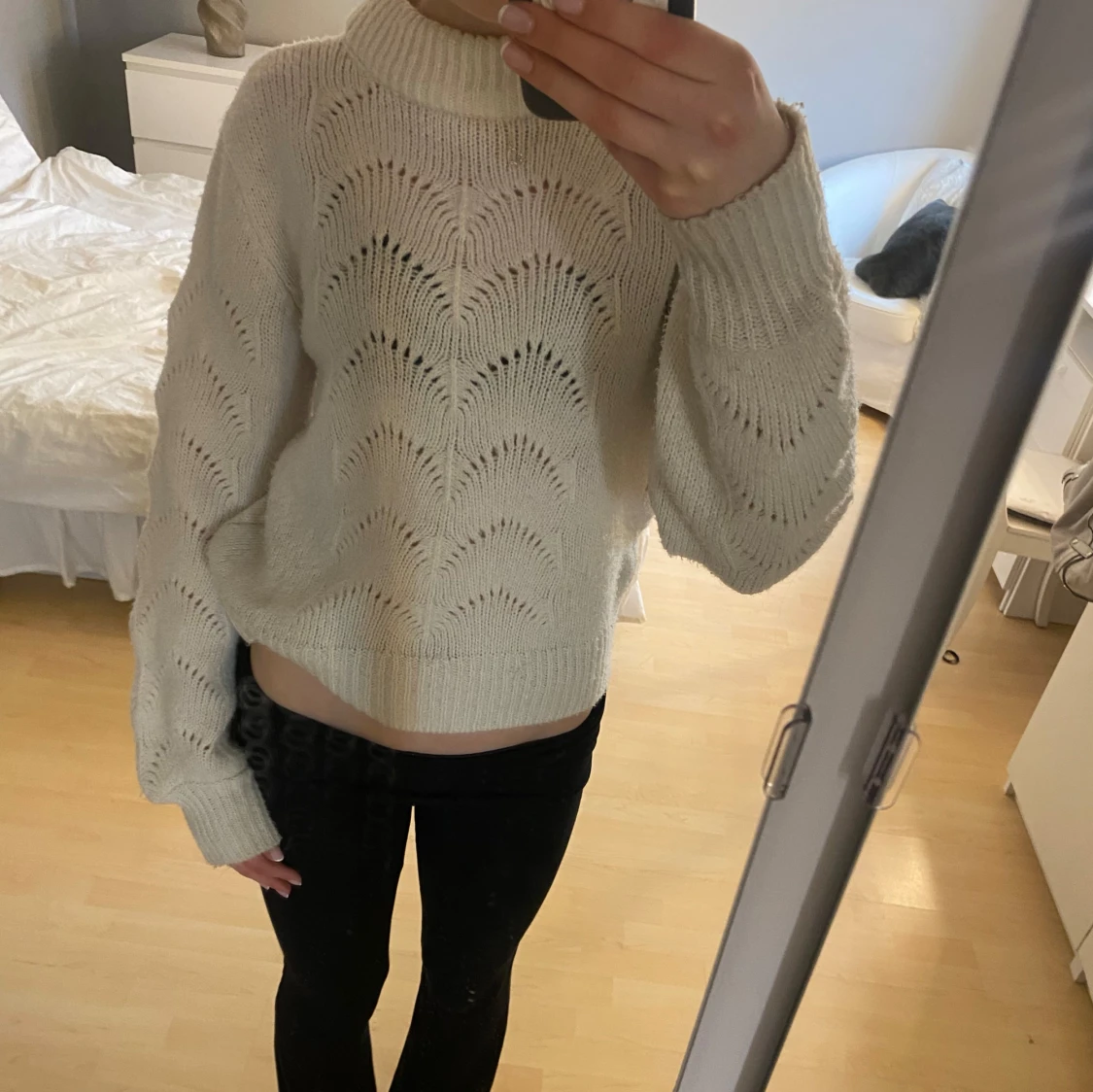 Vit stickad tröja med hålmönster