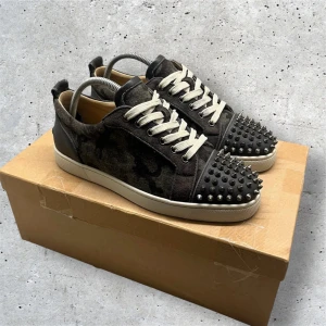 Christian Louboutin | 40 - Loubs i en väldigt sällsynt färg - skick 9/10 - nypris 8000+ -> mitt 3599kr - medföljer endast box - skriv vid fler frågor eller funderingar✌🏽