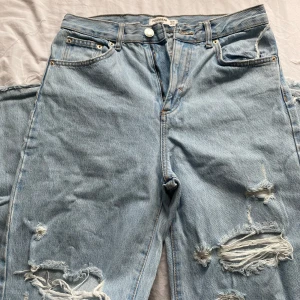 straight jeans  - säljer ett par straight baggy jeans från pull & bear i storlek 38