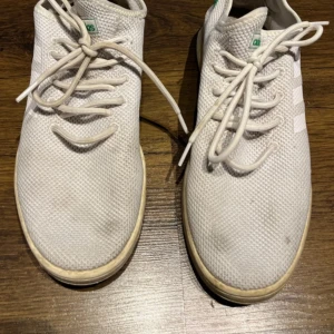 Vita Adidas sneakers  - Vita gympaskor från Adidas Välanvända och därav lite smutsiga, två större fläckar fram på skorna (syns på sista bilden)