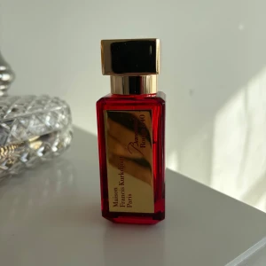 Baccarat Rouge 540 EdP från Maison Francis Kurkdjian - Exklusiv parfym i en elegant röd glasflaska med guldfärgat lock och etikett. Doften Baccarat Rouge 540 är känd för sin lyxiga och unika karaktär. Flaskan har en fyrkantig form och rymmer en ikonisk doftupplevelse från Paris.