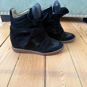 Svarta Isabel Marant Bekett - EJ BYTE MOT NÅT - Svart mocka. Kommer med dustbag och i kartong. Obetydligt använda i mycket gott skick! Nypris 5.750kr. 