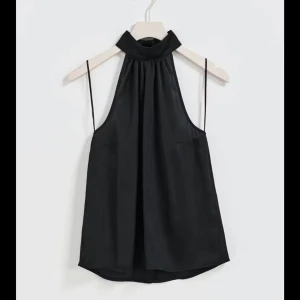 halterneck top - halterneck topp i satin från new yorker i storlek xs, knappt använd