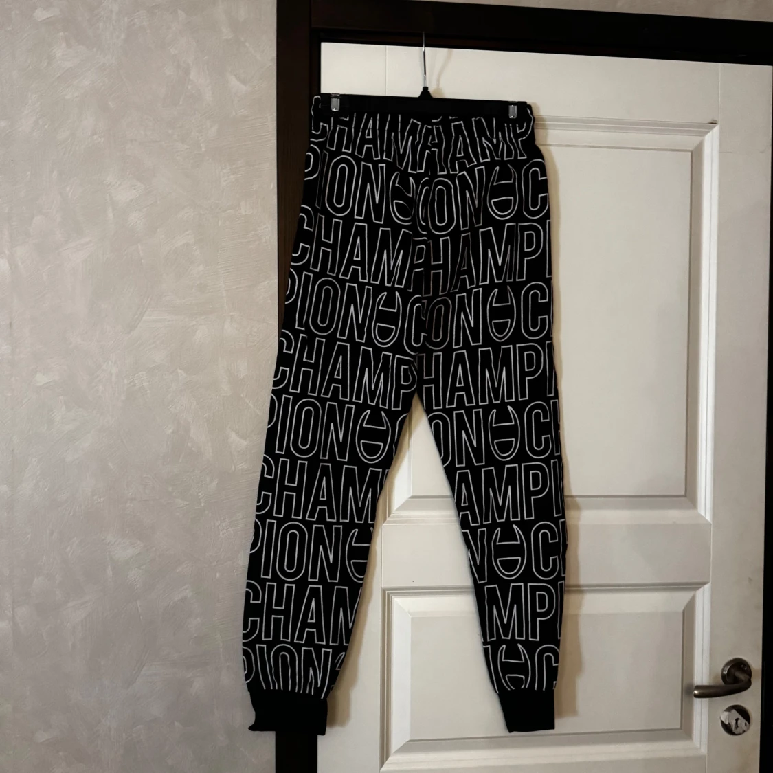 Svarta mjukisbyxor med vit text - 1