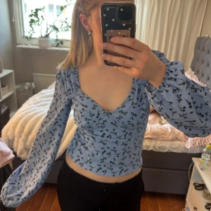 Blommig topp med knyte bak - Supersöt topp med små blommor på💞 har knyte i ryggen 