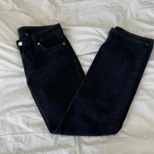 Svarta Weekday Arrow Low waist Jeans - Svarta weekday jeans i modellen Arrow straight low waist. Sparsamt använda och har tyvärr blivit försmå för mig. W26, L32. Kan posta eller mötas upp i Växjö